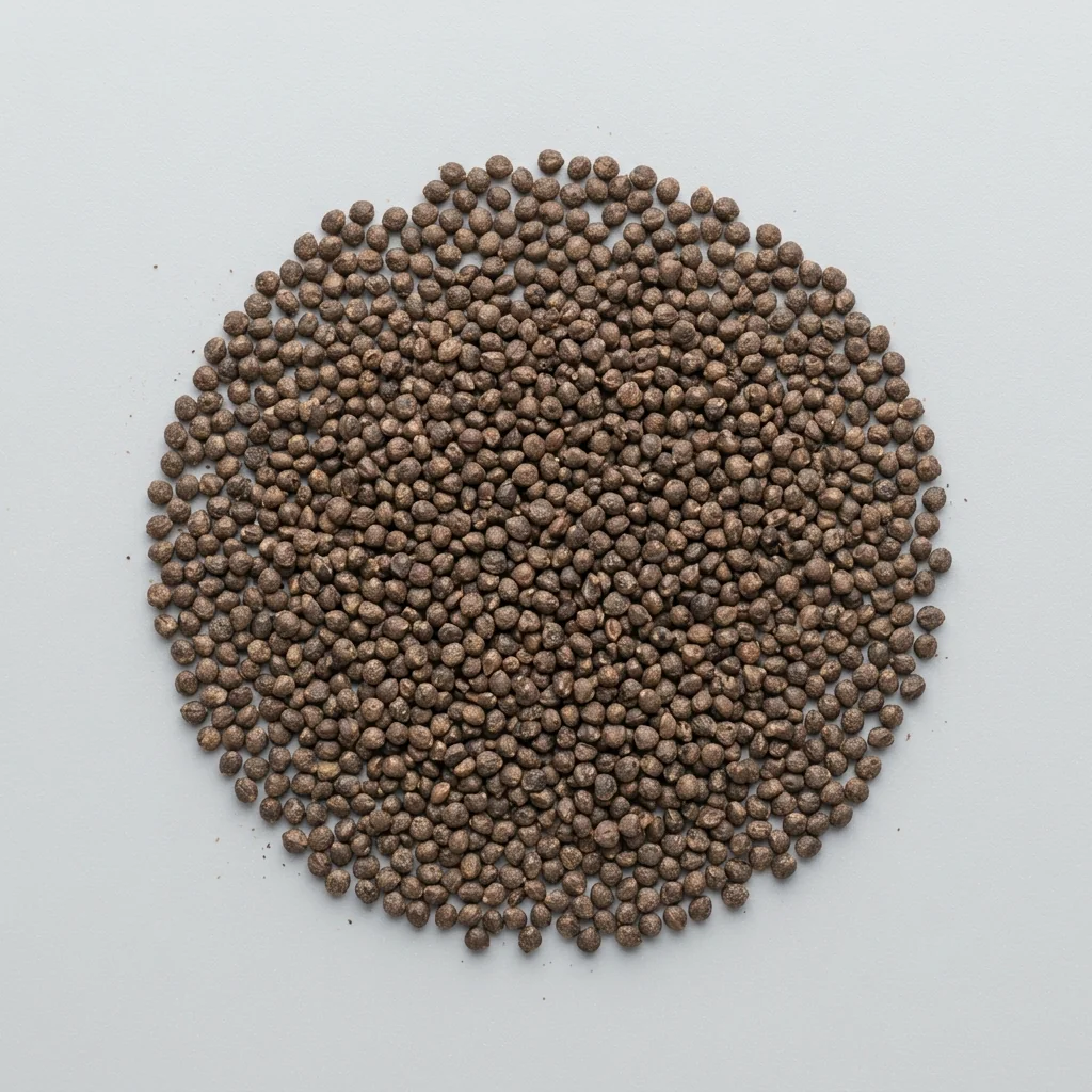 Semillas seleccionadas de Salvia de alto poder germinativo sobre superficie limpia, mostrando calibre y textura real para siembra (Salvia splendens)
